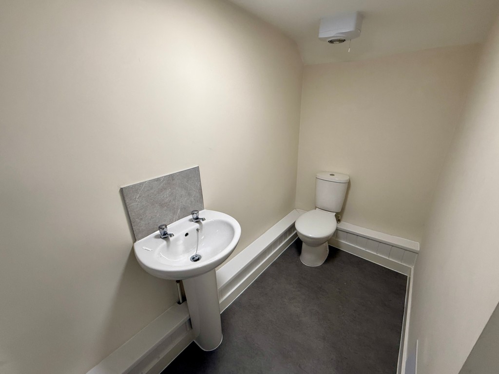Lot: 33 - MIXED USE PROPERTY COMPRISING SHOP AND THREE-BEDROOM COTTAGE - W.C.